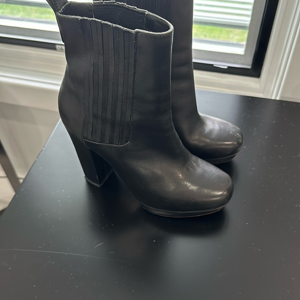 Micheal Kors leather boots 5 1/2